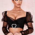 House of CB Clara Top siateczkowy z sercową sprzączką w kolorze czarnym