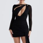 House of CB Czarna mini sukienka Mikołaja z brokatowym wycięciem modna elegancja na każdą okazję