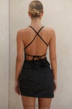 House of CB Czarna mini sukienka Rheanna z drapowaniem boucle - Image 16
