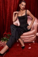 House of CB czarne satynowe spodnie cargo z prostymi nogawkami eleganckie i stylowe - Image 2
