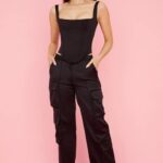 House of CB czarne satynowe spodnie cargo z prostymi nogawkami eleganckie i stylowe