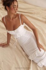 House of CB Eve haftowana biała sukienka maxi elegancka moda - Image 2