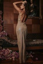 House of CB Gabrielle maxi sukienka cafe au lait opalizująca elegancka moda - Image 16