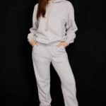House of CB jasnoszare spodnie joggingowe polarowe komfort i styl