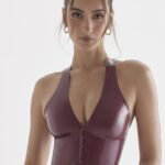 House of CB Lateksowy top Ariadne Merlot stylowy wiązany na szyi