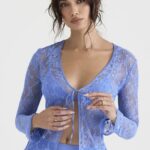 House of CB Niebieski koronkowy top Phoebe z wiązaniem modny i elegancki