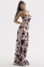 House of CB Różowa sukienka maxi Devore Serena na każdą okazję - Image 12