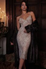 House of CB Sukienka midi koronki Serelle w kolorze kości słoniowej elegancka moda na każdą okazję - Image 14