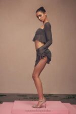 House of CB Zwiewna Mini Spódnica Clarice Shadow Trendy Modne Odzież - Image 3