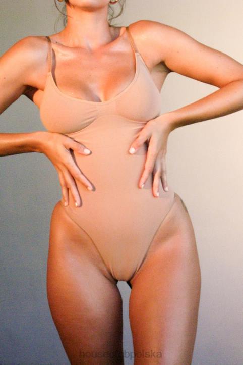 House of CB Rzeźbiące body stringi cafe au lait na każdą okazję