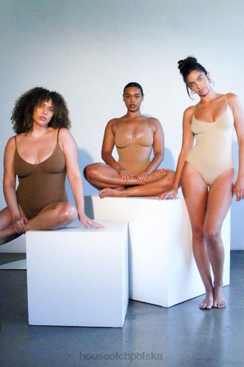 House of CB krótkie body cafe au lait z rzeźbieniem modna odzież kobieca