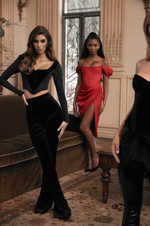 House of CB Czerwona Sukienka Loretta Odkryte Ramiona Satynowa Elegancja